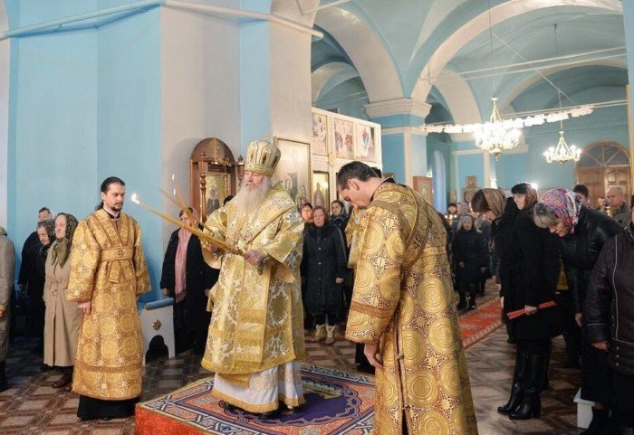 Почему католики во время молитвы сидят, а православные стоят?