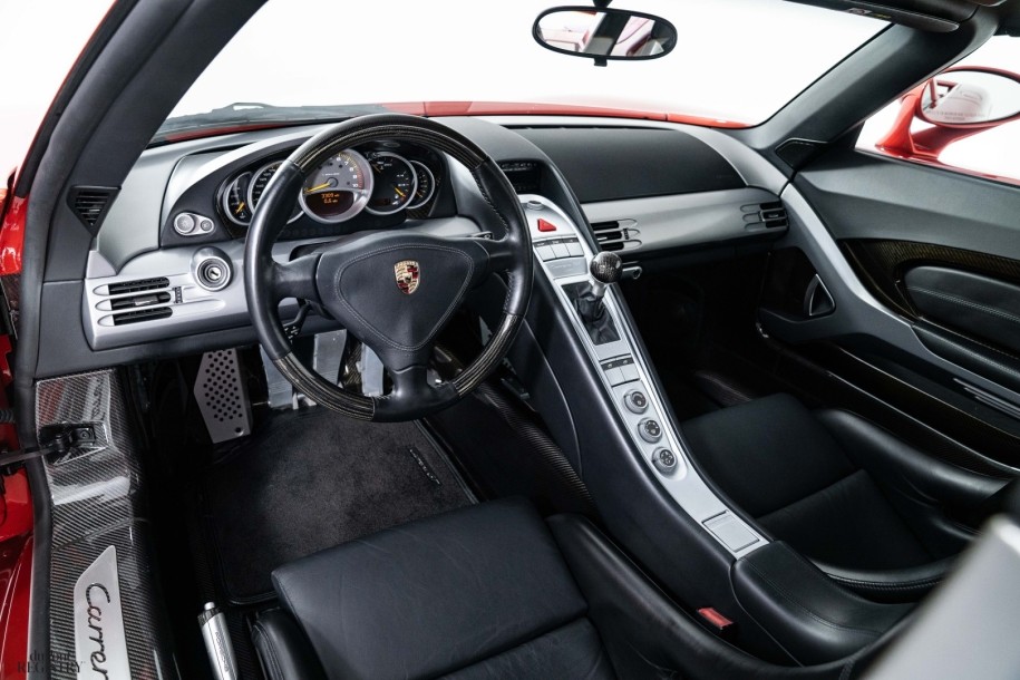 Владелец уникального Porsche просто взял и перекрасил его в красный цвет Ferrari