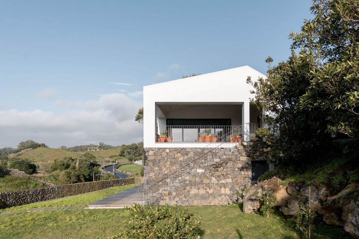 Дом на вершине склона в Португалии которая, чтобы, этаже, проекта, склона, создать, островов, Азорских, СанМигель, расположен, Mezzo, Atelier, Команда, острова, верхнем, вершине, жизни, находится, поддерживающих, терраса