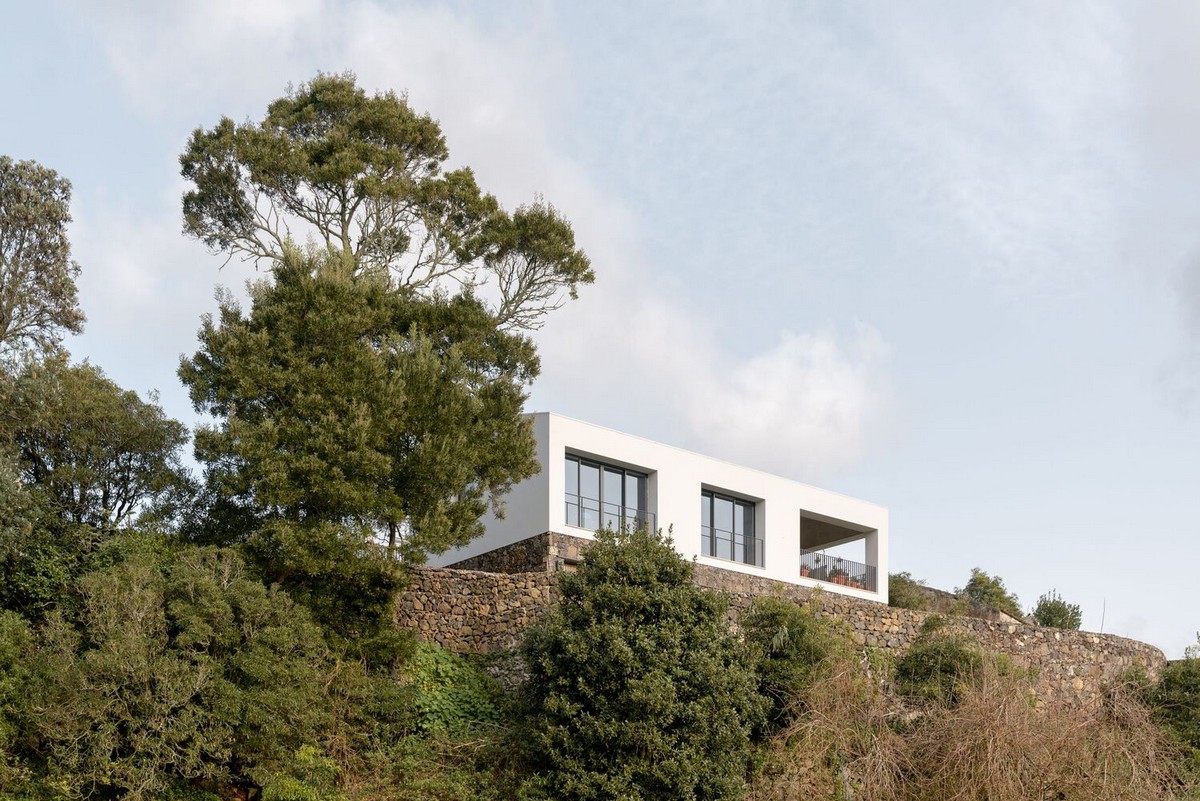 Дом на вершине склона в Португалии