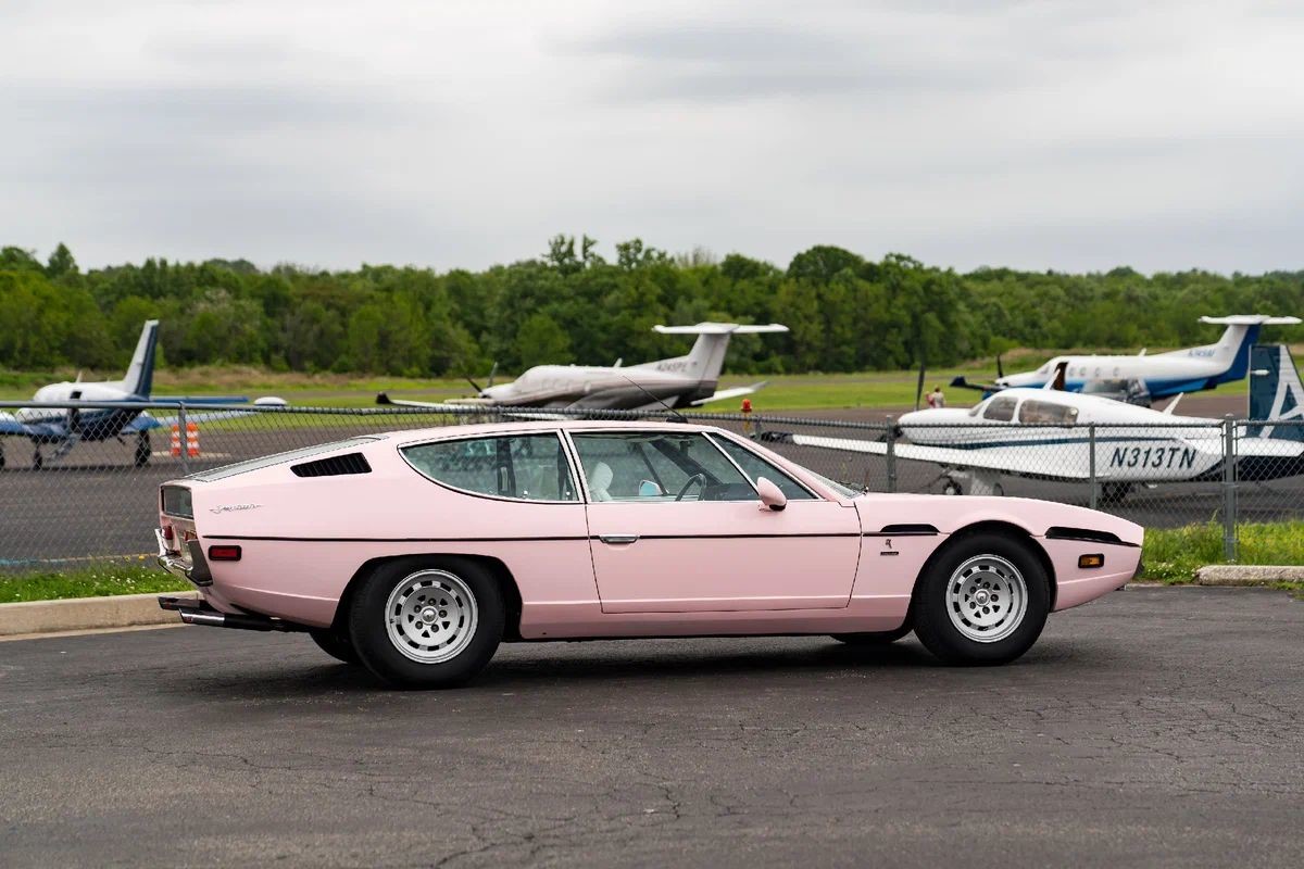 Нежно-розовый Lamborghini Espada 1974 года