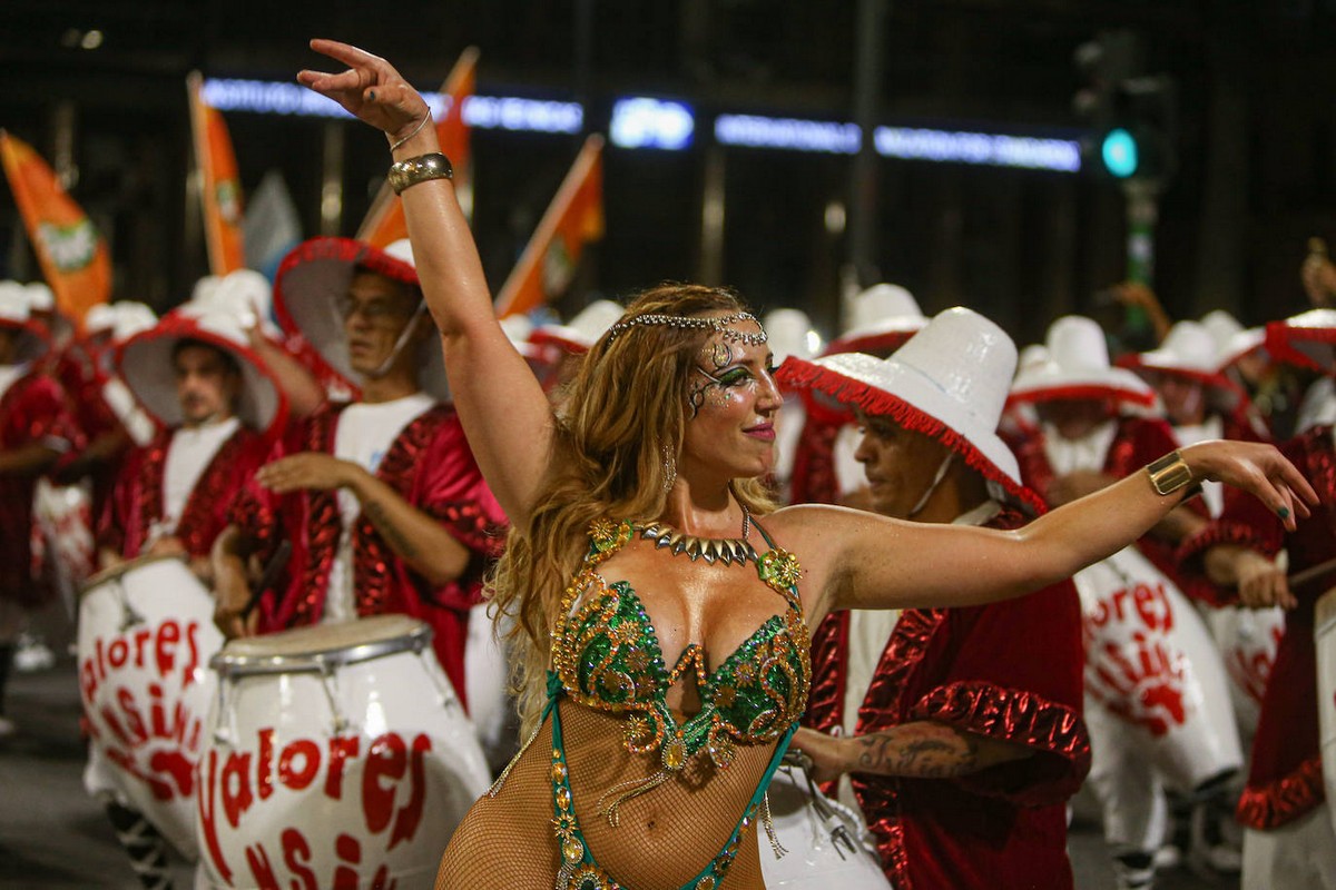 Самый длинный карнавал ежегодно проходит в Уругвае