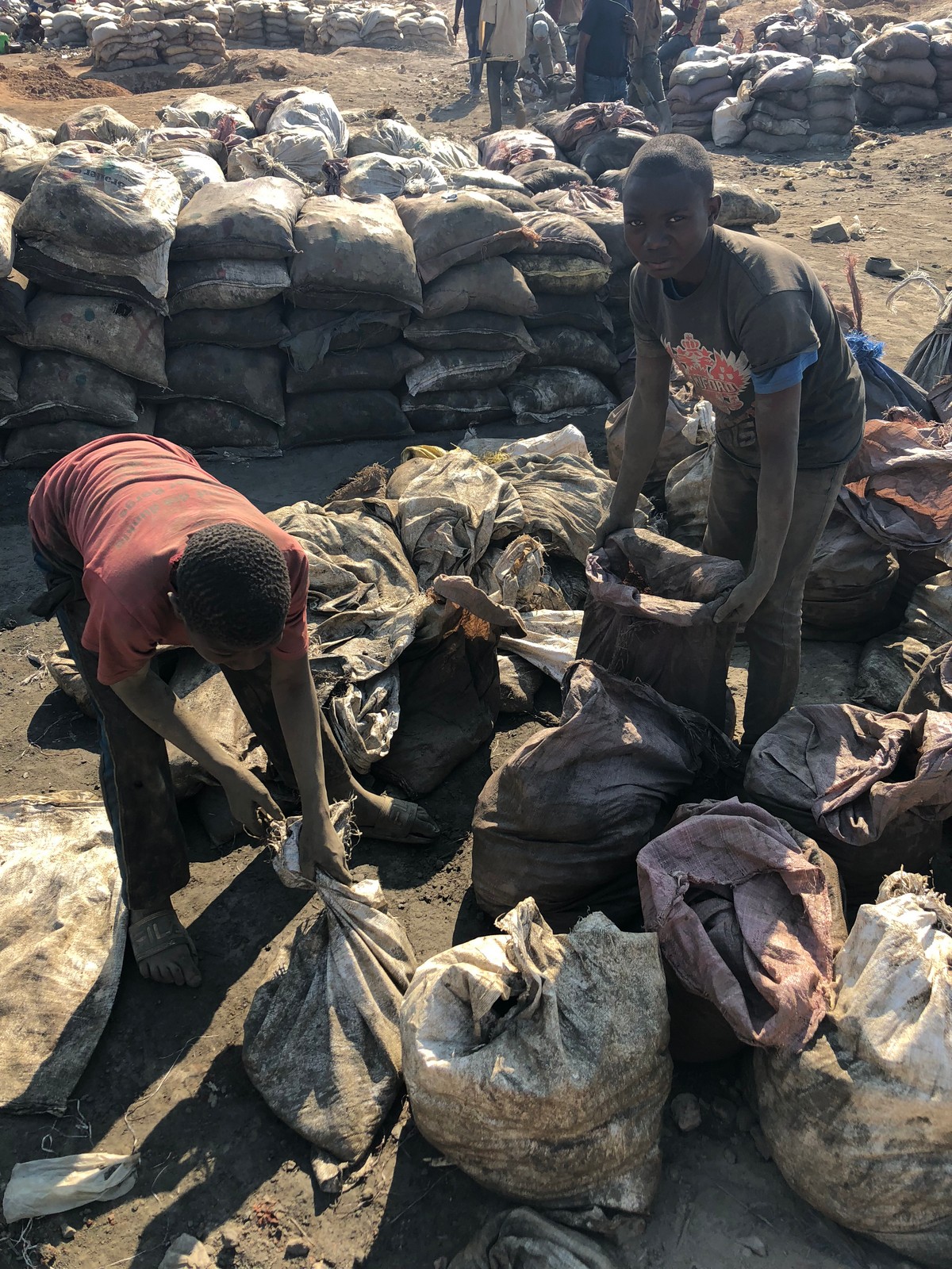 Конголезские шахты, где детям платят за добычу кобальта
