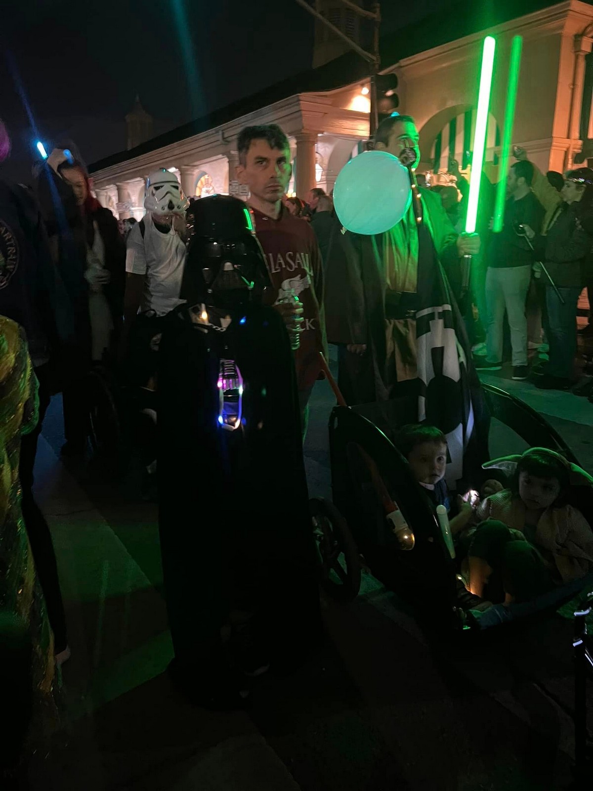 Огромная толпа фанатов Звездных войн на улицах Нового Орлеана