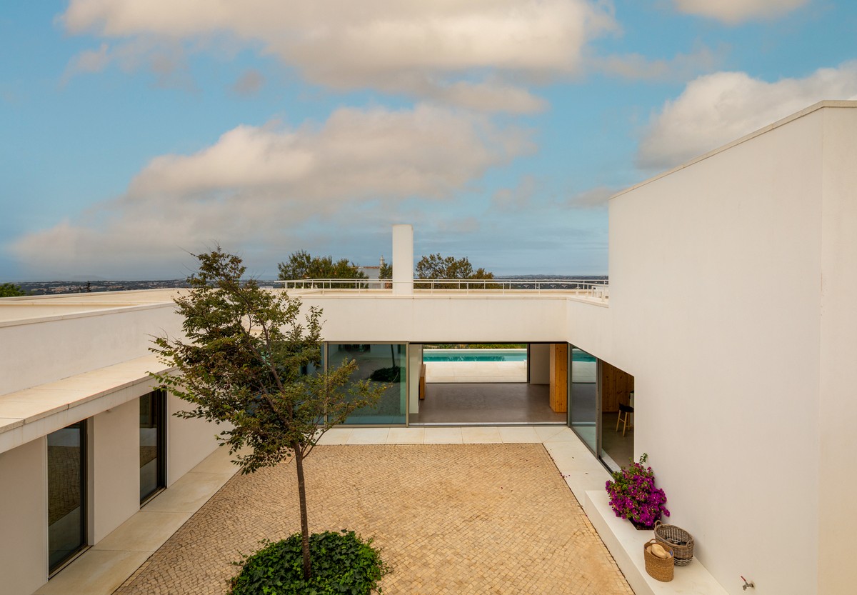 Дом с двором и бассейном в Португалии