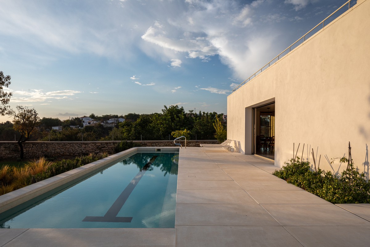 Дом с двором и бассейном в Португалии