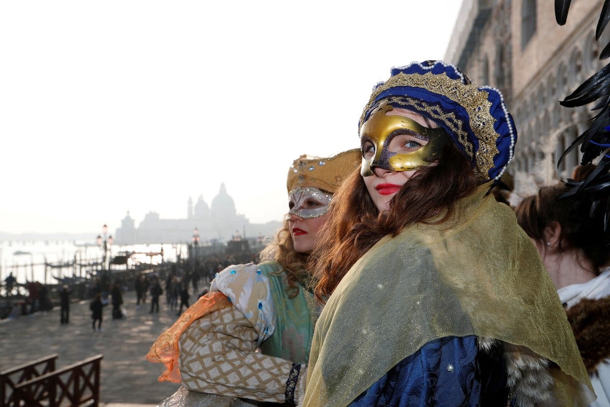 Венецианский карнавал проходит в Италии