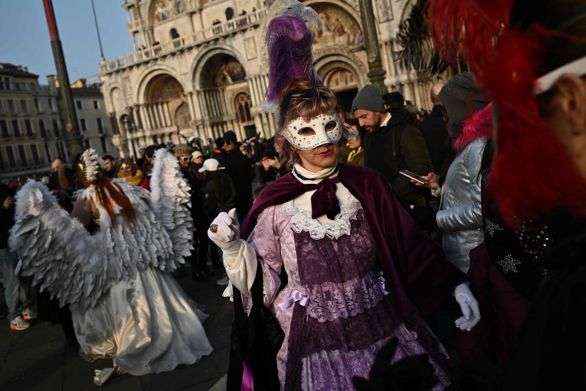 Венецианский карнавал проходит в Италии