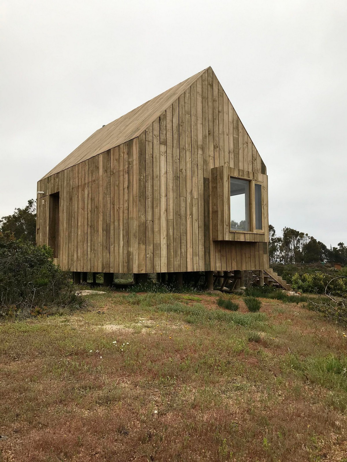 Экологичный деревянный дом с видом на океан в Чили метров, собой, квадратных, домик, объем, часть, этапа, экологически, адаптации, House, Tunquеn, очень, небольшой, Центральную, Первоначальная, открытого, проекта, первоначальный, социальная, столовую