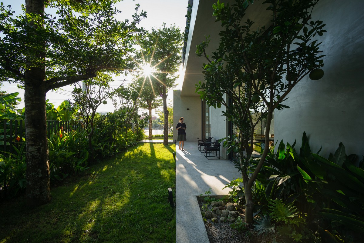 Модернистский дом для молодой семьи во Вьетнаме света, зелени, площадь, пространство, каждый, время, помещения, естественный, имеет, таким, воздуха, деревьев, между, солнечного, семьи, стены, чтобы, образом, архитекторов, места