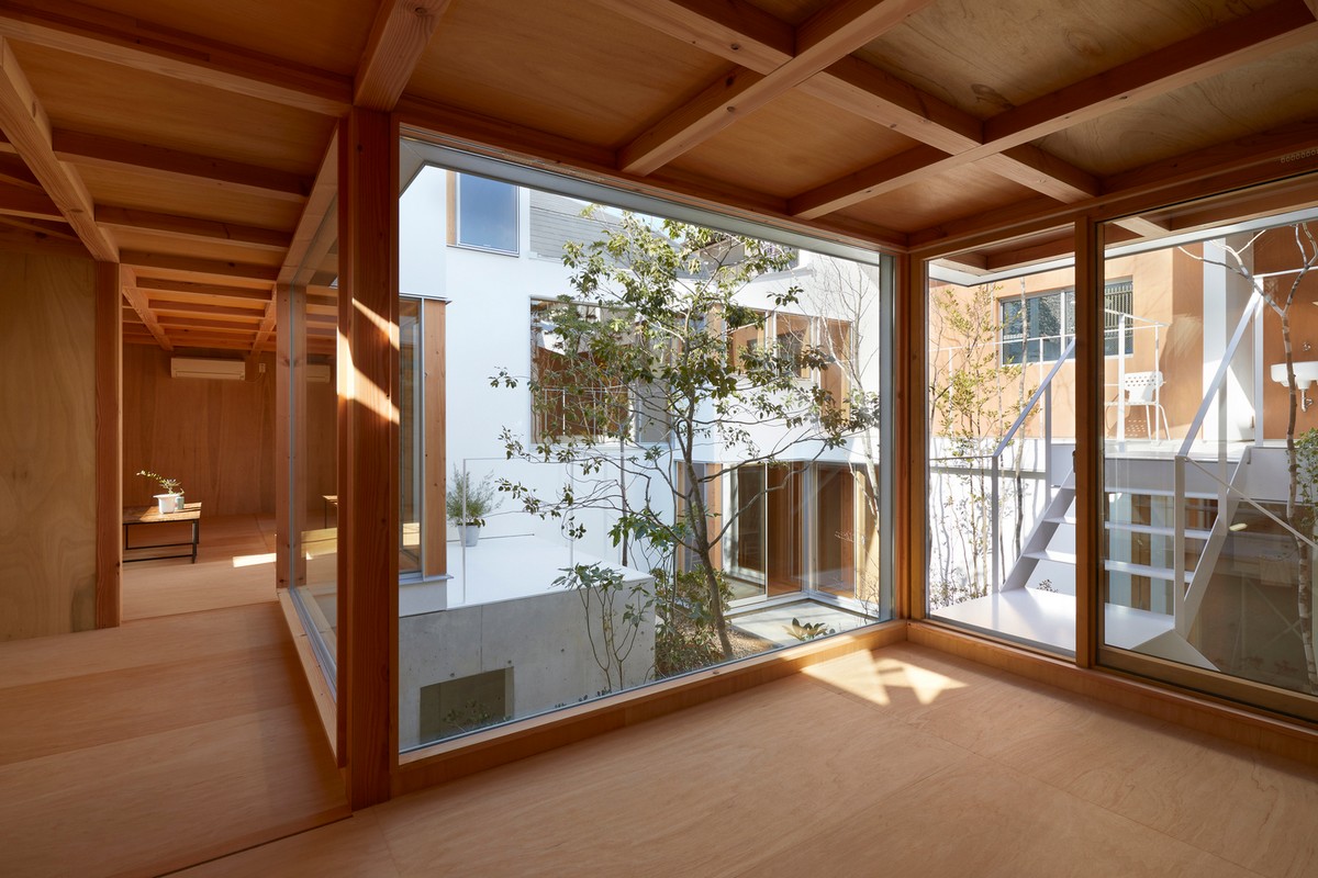 Городской дом с двором и террасами в Японии