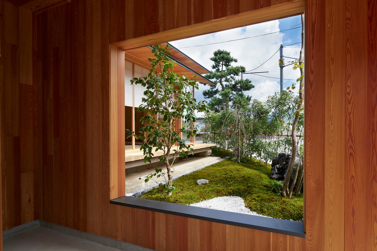 Городской дом с террасами в Японии крыши, этаже, крышей, комната, друга, который, также, втором, террасой, объём, время, детская, церемонии, чайной, между, площадка, верхнем, соединены, другом, через