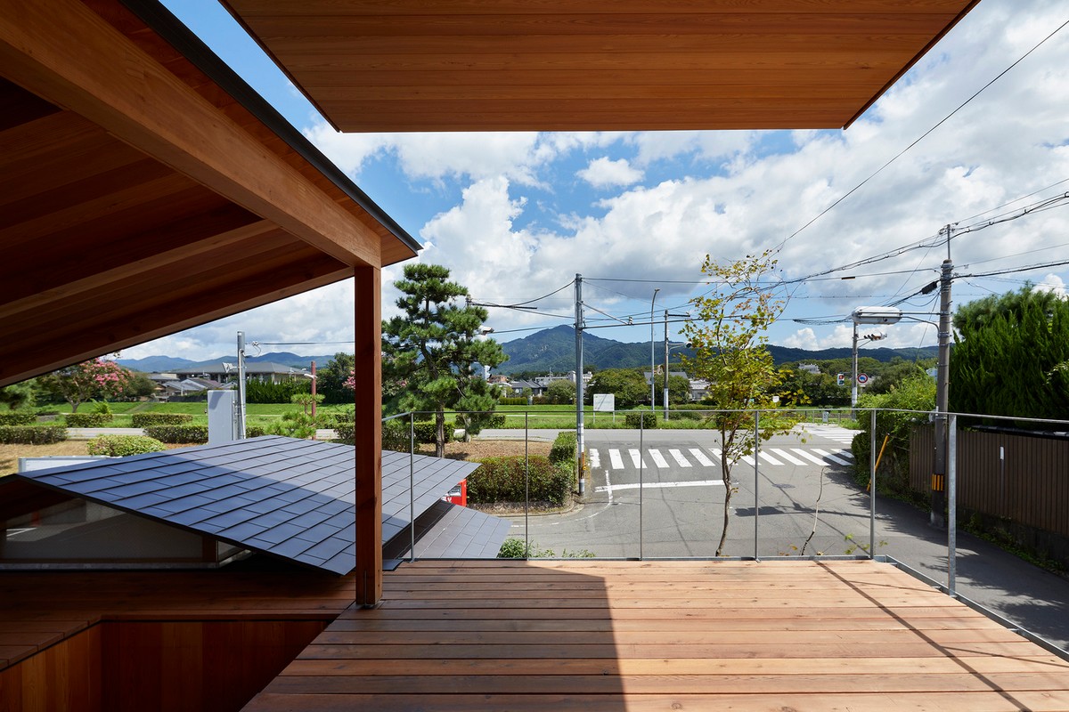 Городской дом с террасами в Японии крыши, этаже, крышей, комната, друга, который, также, втором, террасой, объём, время, детская, церемонии, чайной, между, площадка, верхнем, соединены, другом, через