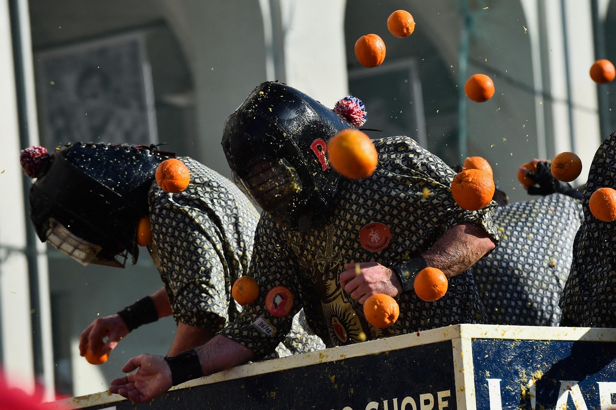 Традиционная битва апельсинами в Италии