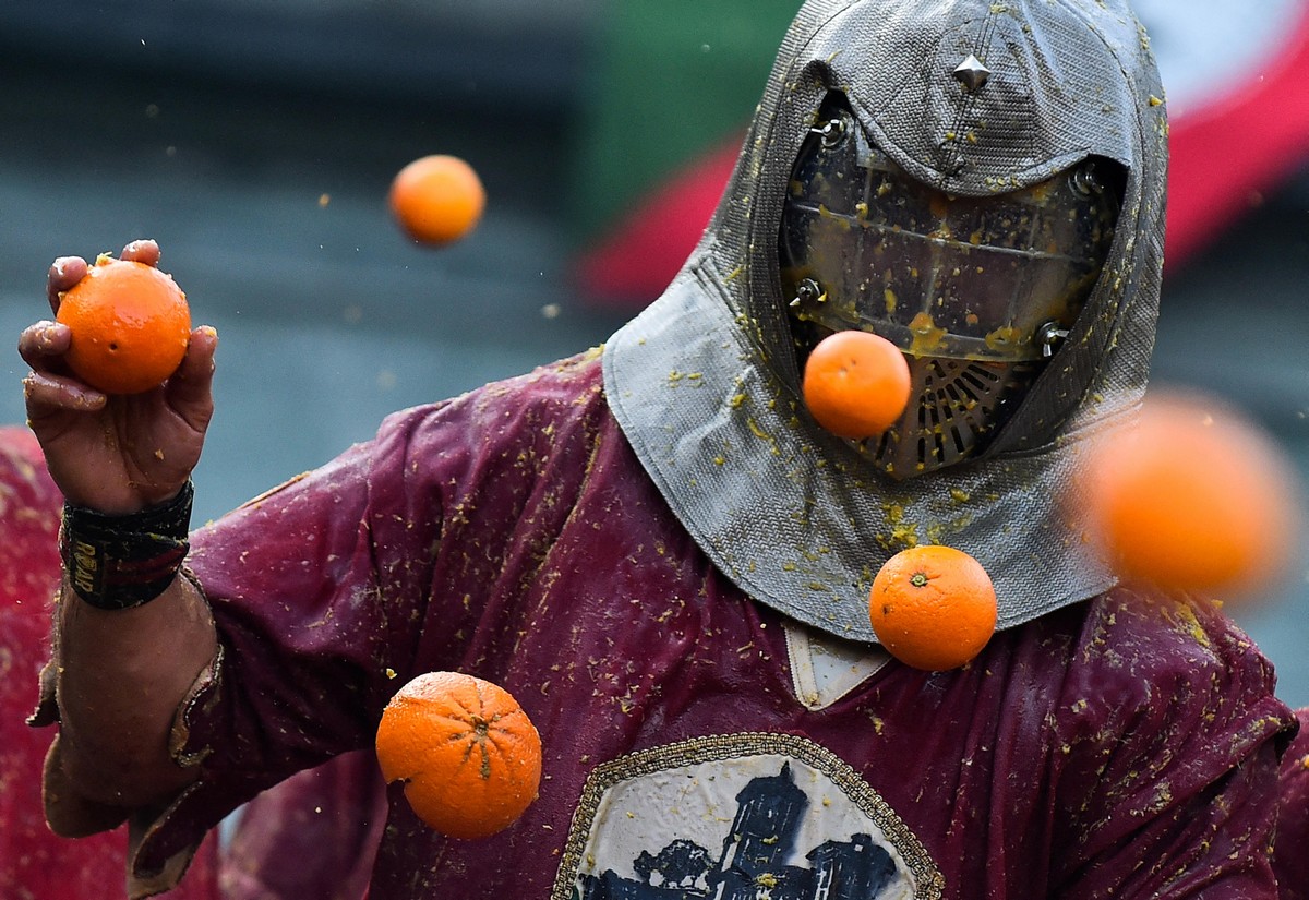 Традиционная битва апельсинами в Италии