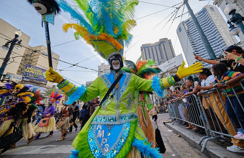 Яркие снимки с последнего дня Марди Гра в Новом Орлеане