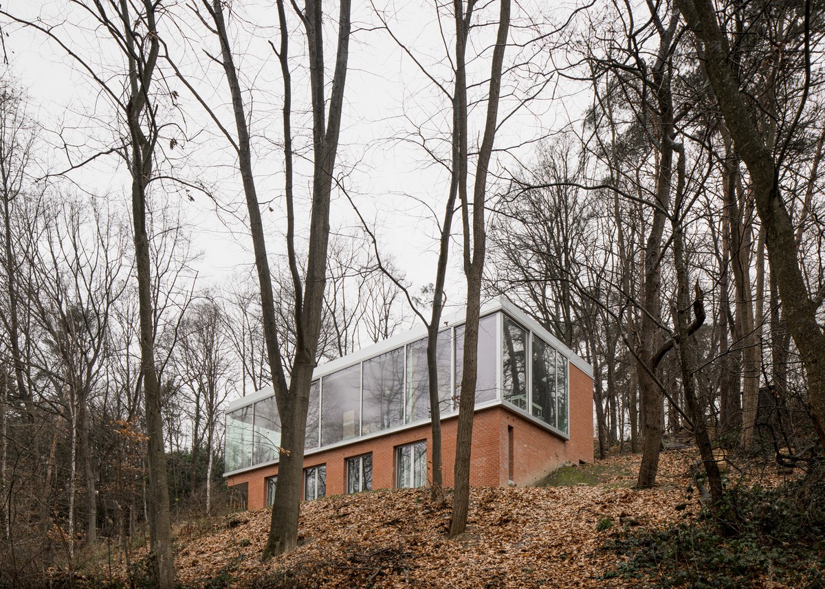Двухэтажная резиденция на лесном склоне в Бельгии Картинки и фото