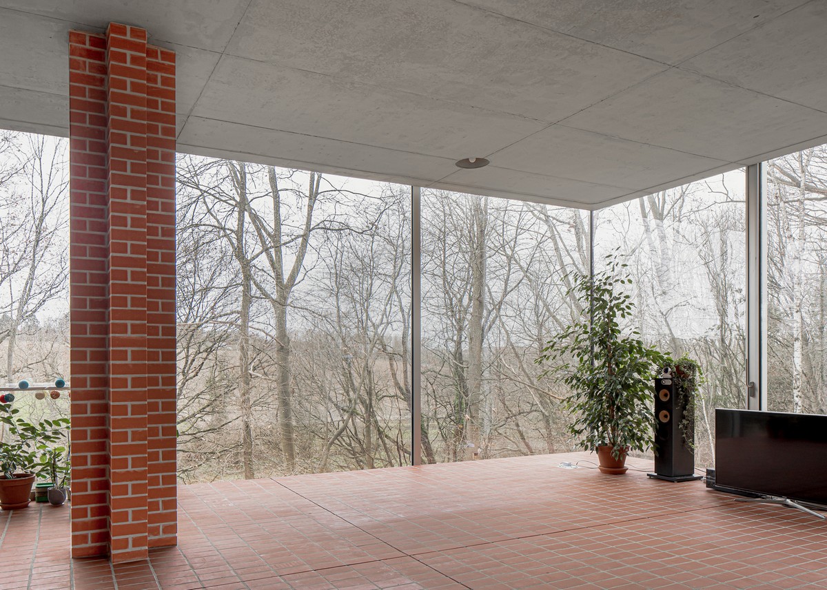 Двухэтажная резиденция на лесном склоне в Бельгии