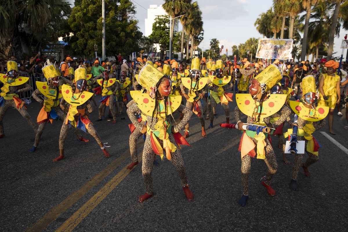 Карнавал и яркий парад в Санто-Доминго