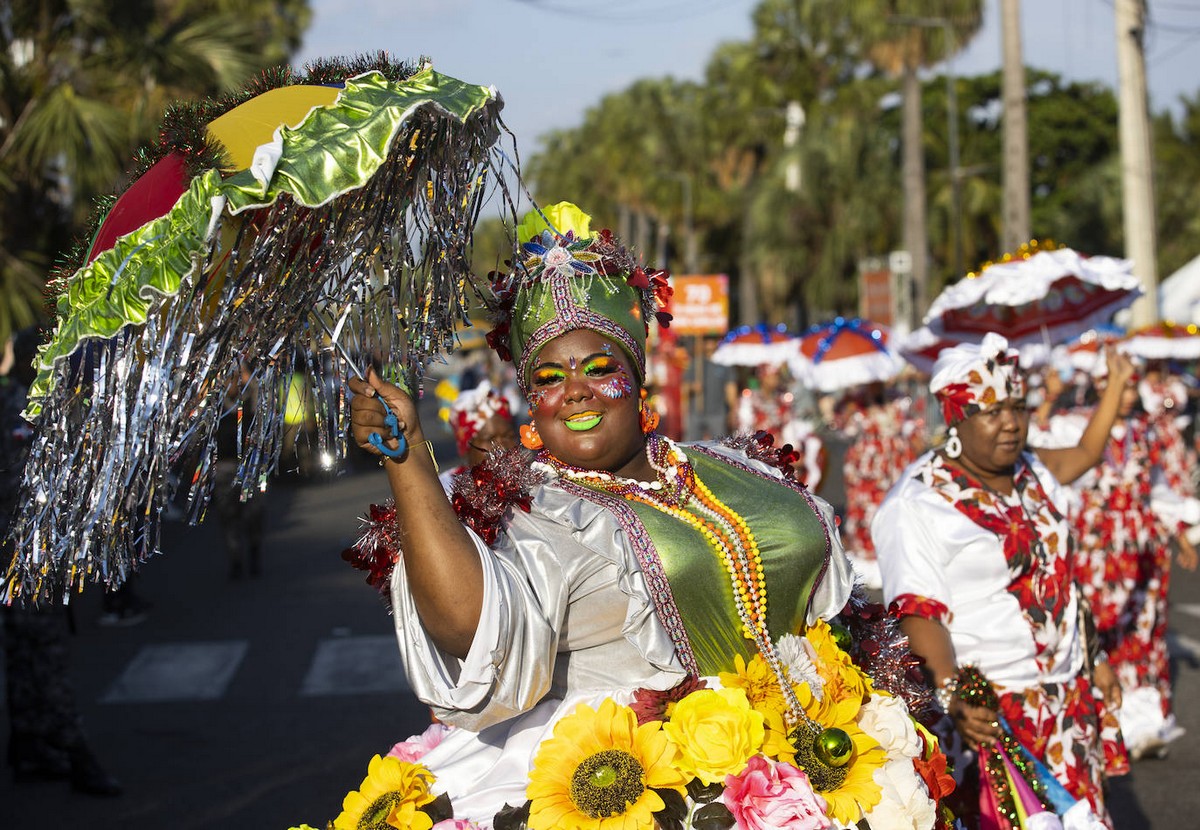 Карнавал и яркий парад в Санто-Доминго