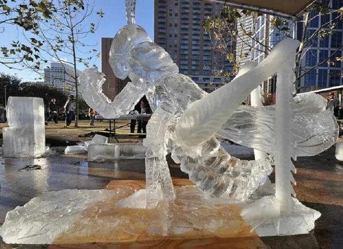 Примеры разных потрясающих скульптур изо льда