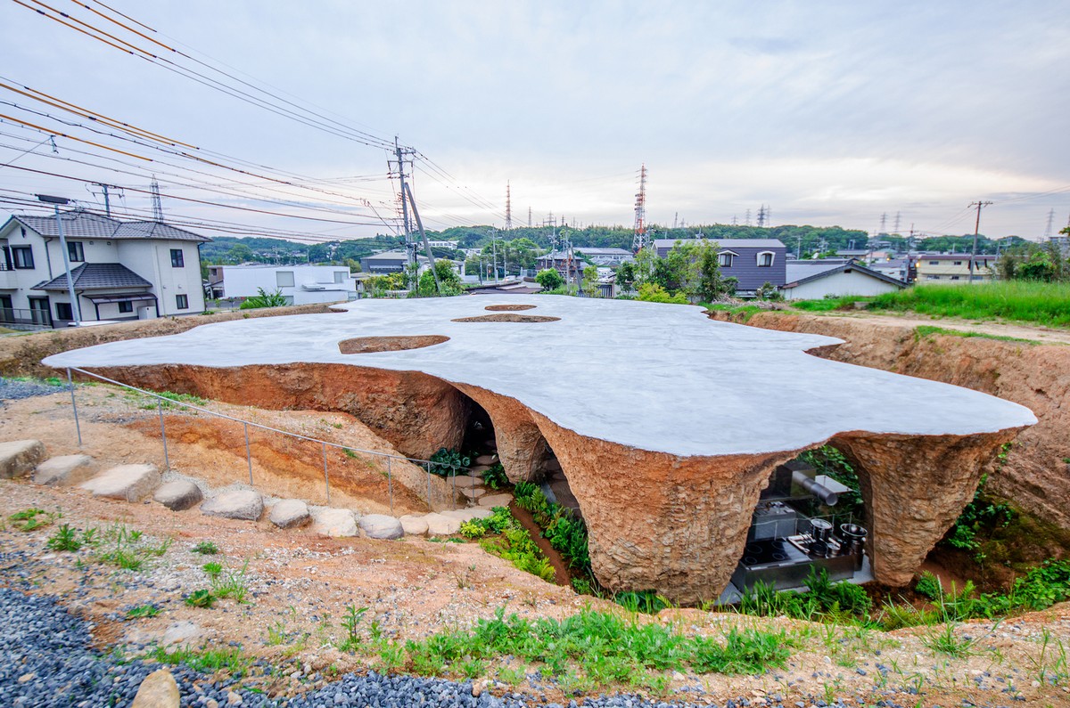 Дом и ресторан под землей в Японии