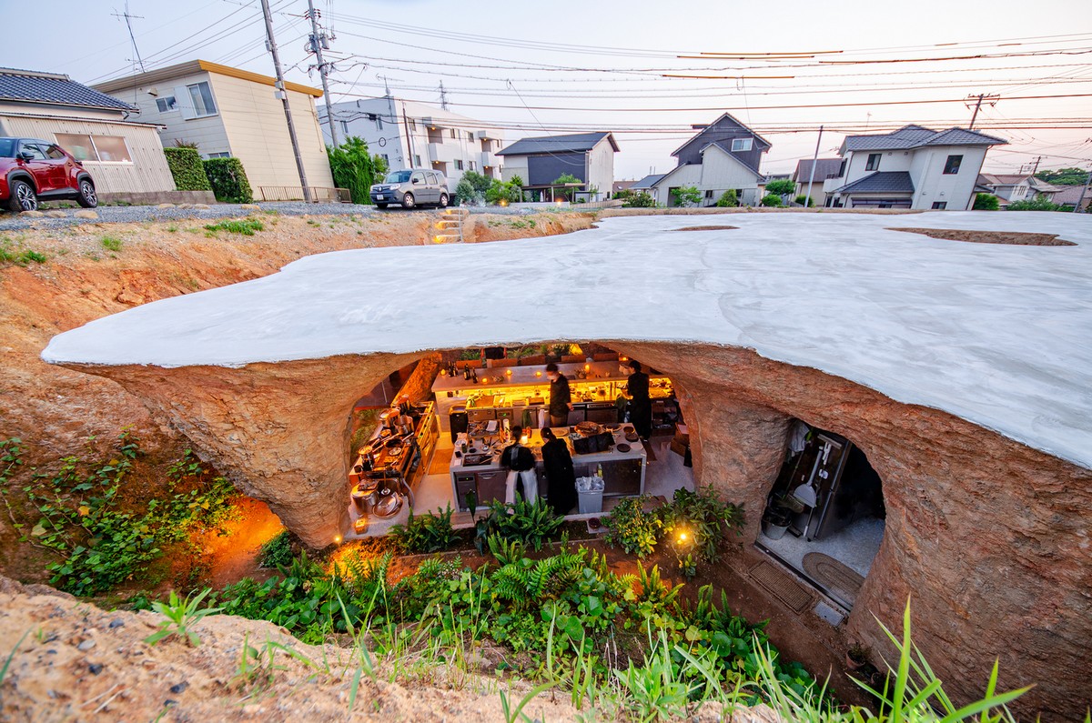 Дом и ресторан под землей в Японии