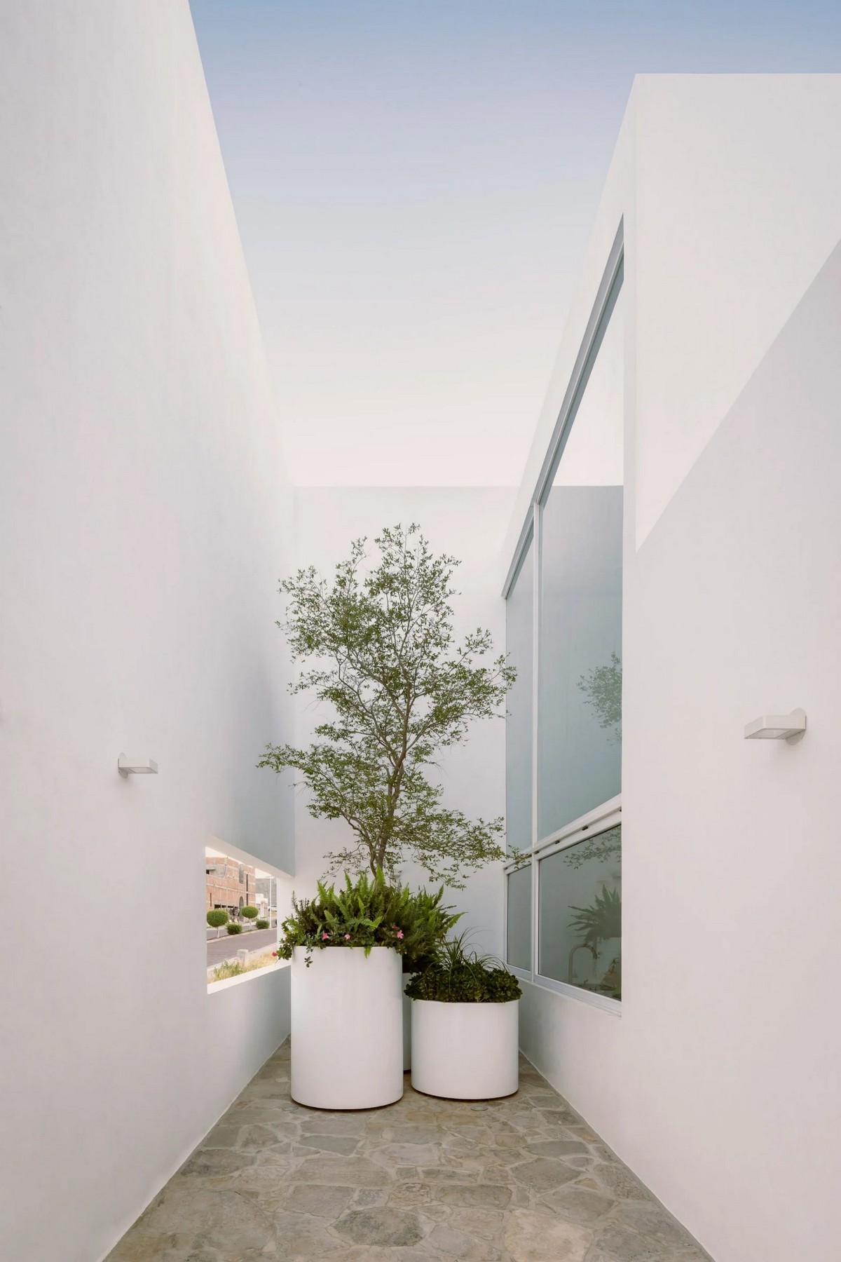 Белый минималистский дом с двумя дворами в Мексике