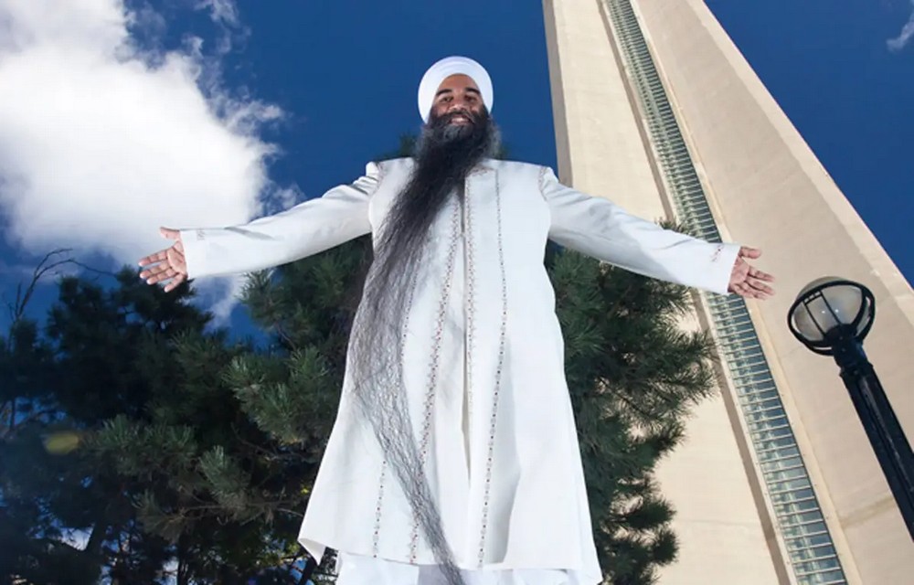 Сикх отрастил бороду длиной 2,54 метра и побил свой же рекорд