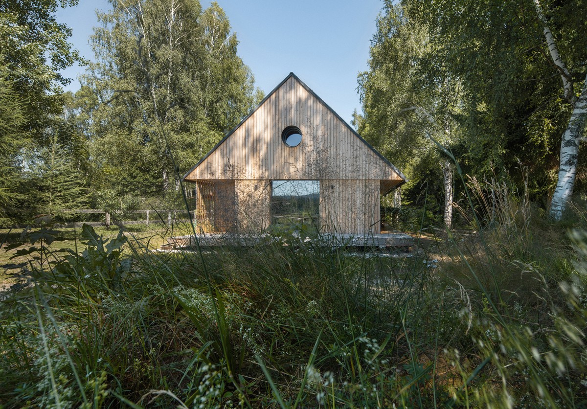 Деревянный домик в лесу с видом на озеро в Чехии