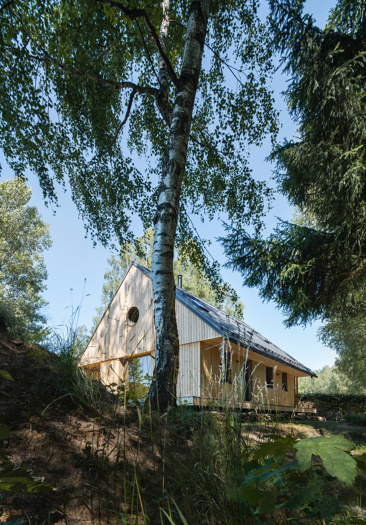Деревянный домик в лесу с видом на озеро в Чехии