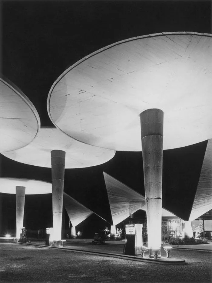 Подборка впечатляющих примеров архитектуры XX века