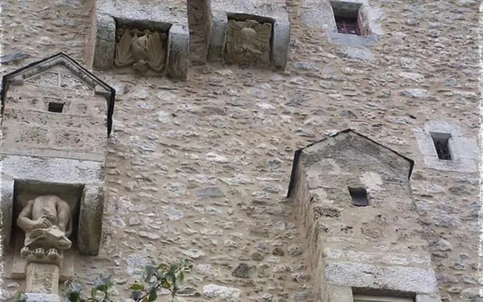 Как обитатели средневековых замков ходили в туалет на пол или в окно
