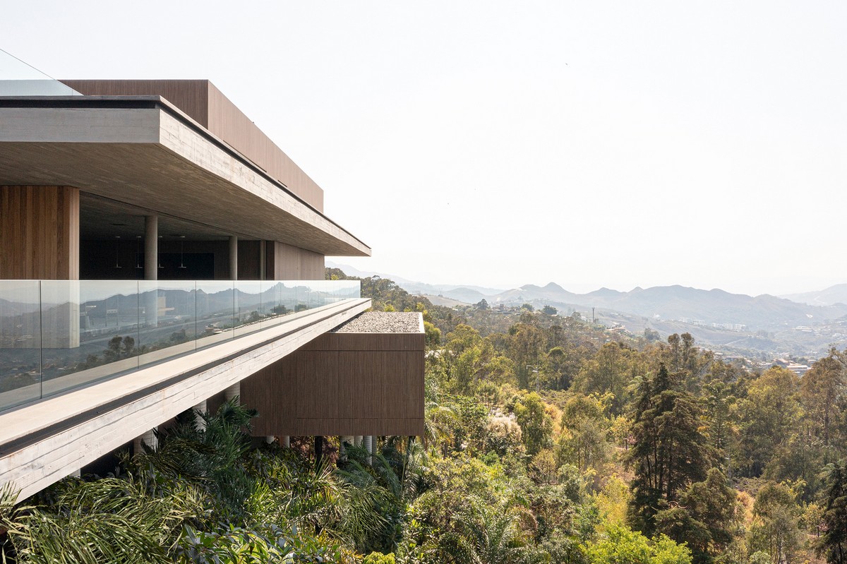 Современный дом на крутом склоне в Бразилии