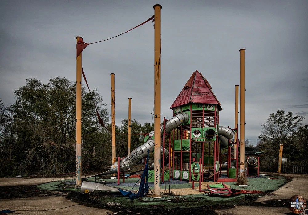 Жуткий заброшенный тематический парк в Новом Орлеане