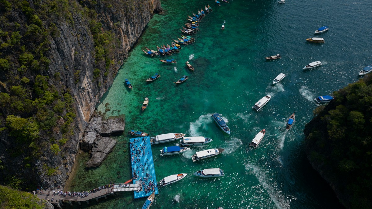 Акулы и туристы вокруг тайского острова