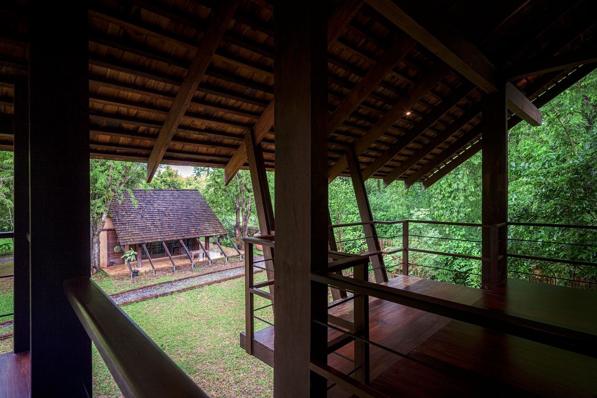 Деревянный загородный дом у реки в Таиланде