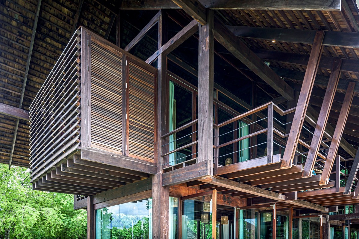 Деревянный загородный дом у реки в Таиланде