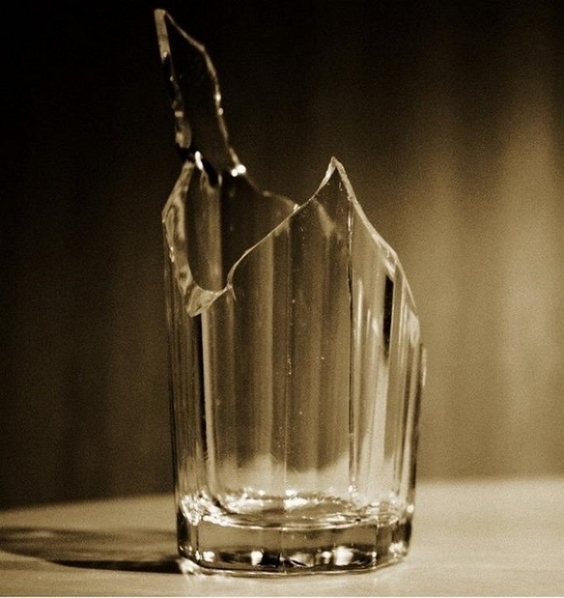 Разбитый стакан воды. Разбитый стакан. Разбитый стеклянный стакан. Разбитый граненый стакан. Треснутый стакан.