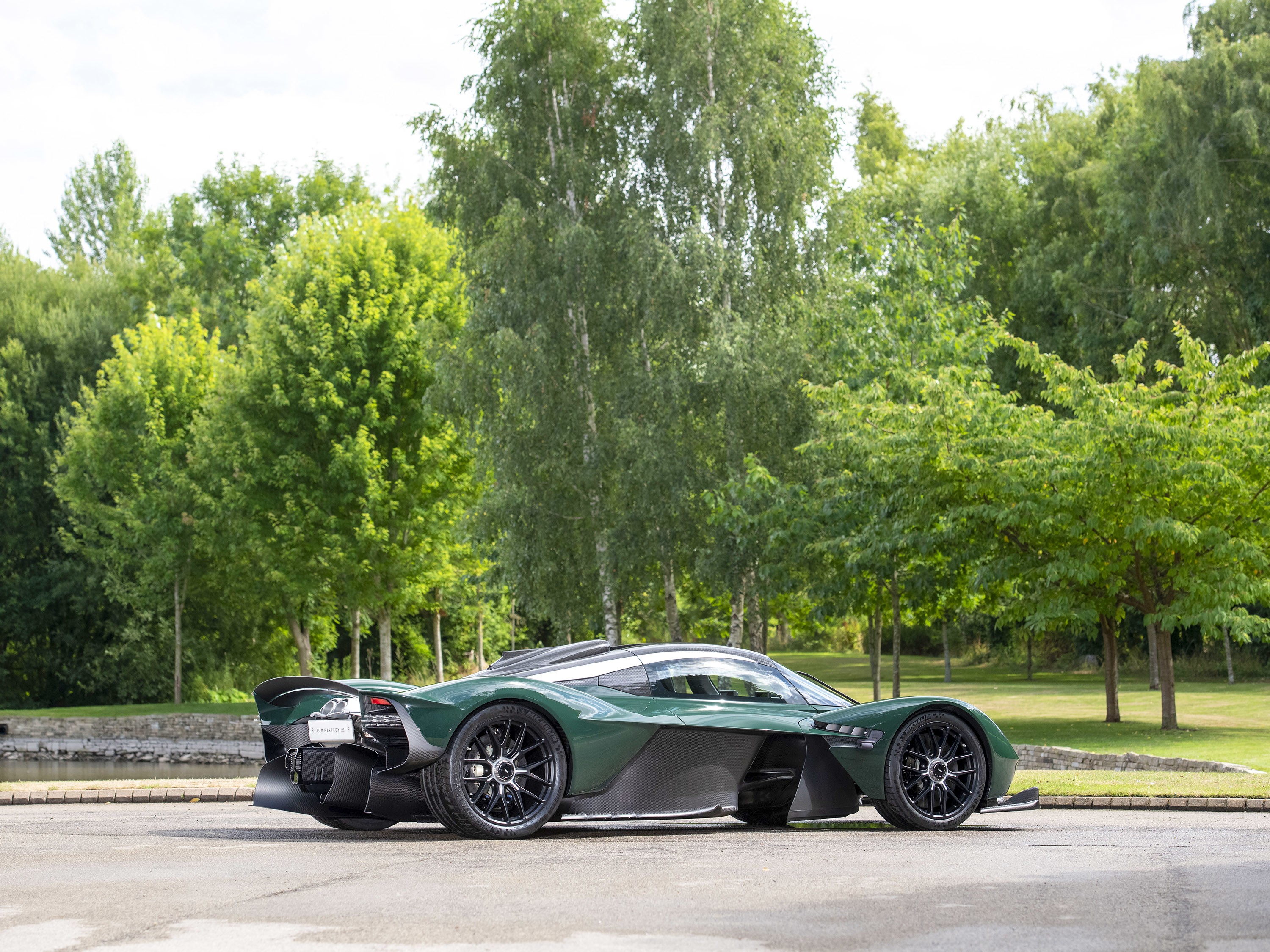 Лимитированный гибридный гиперкар Aston Martin Valkyrie 2022 года