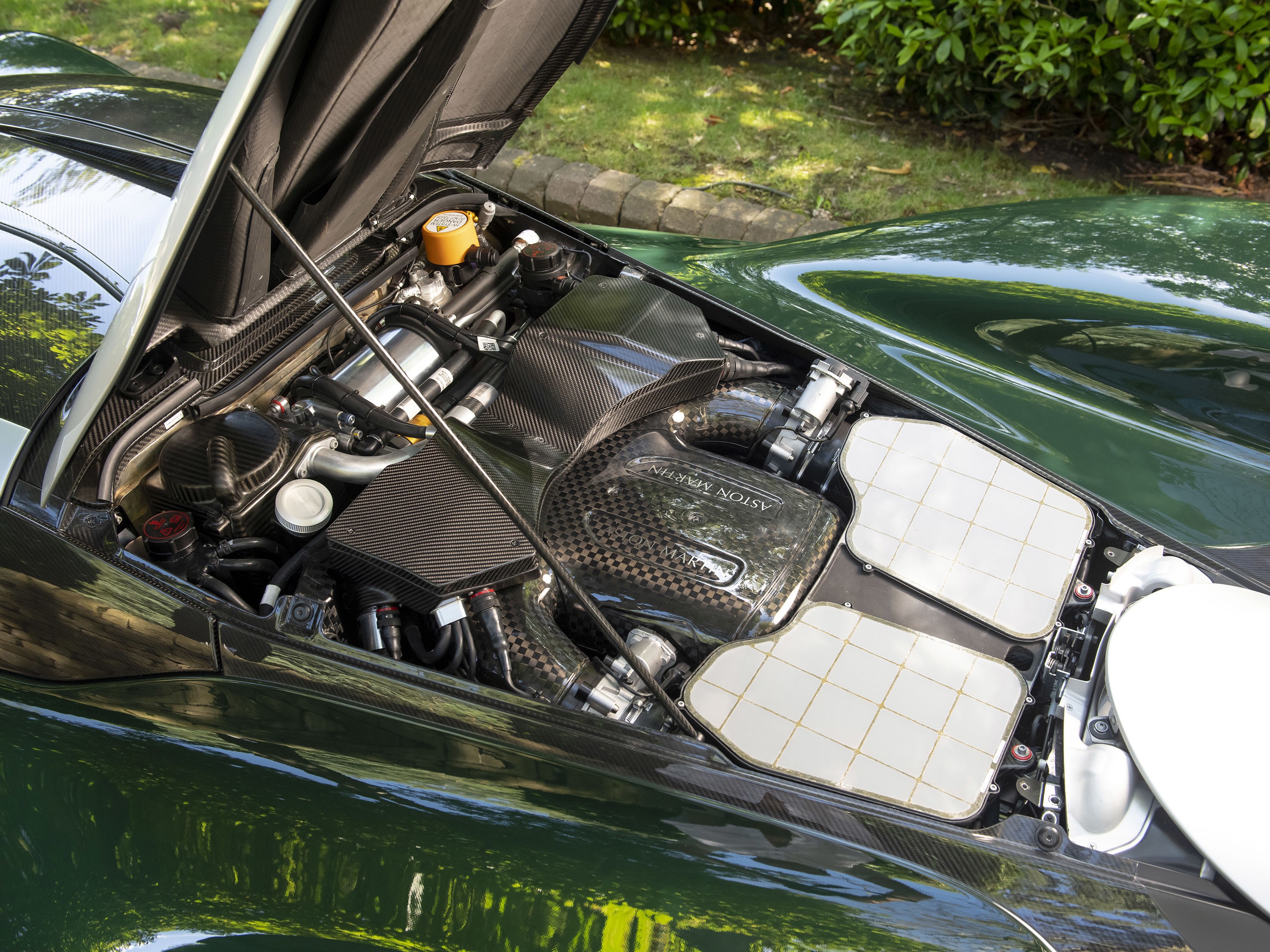 Лимитированный гибридный гиперкар Aston Martin Valkyrie 2022 года