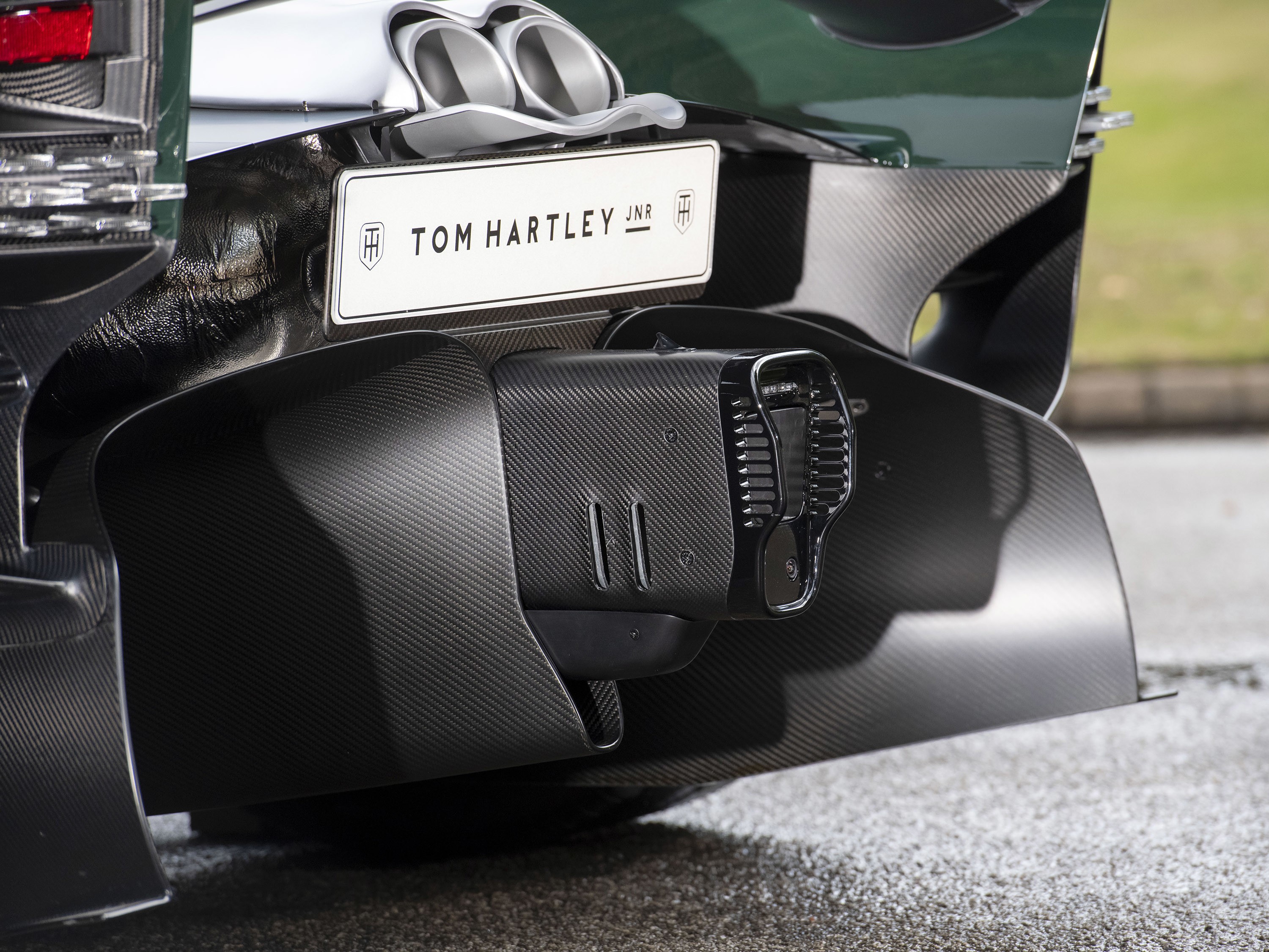 Лимитированный гибридный гиперкар Aston Martin Valkyrie 2022 года