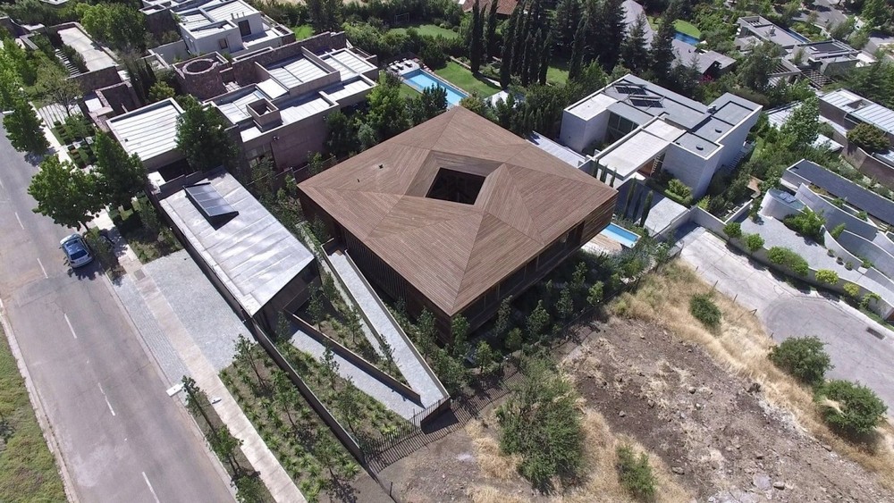 Дом на склоне с квадратным планом и двором в Чили