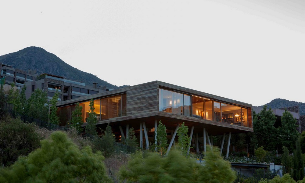 Дом на склоне с квадратным планом и двором в Чили