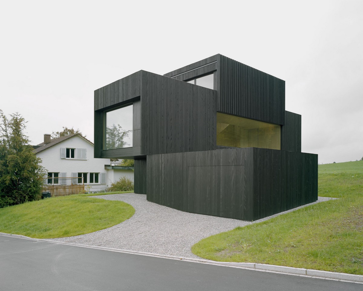 Кубический деревянный дом в сельской местности Швейцарии