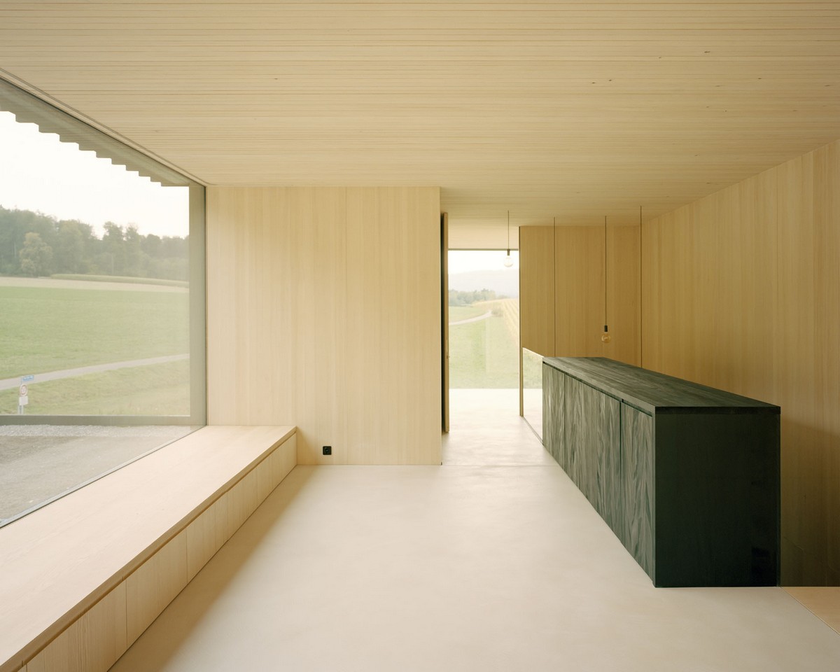 Кубический деревянный дом в сельской местности Швейцарии