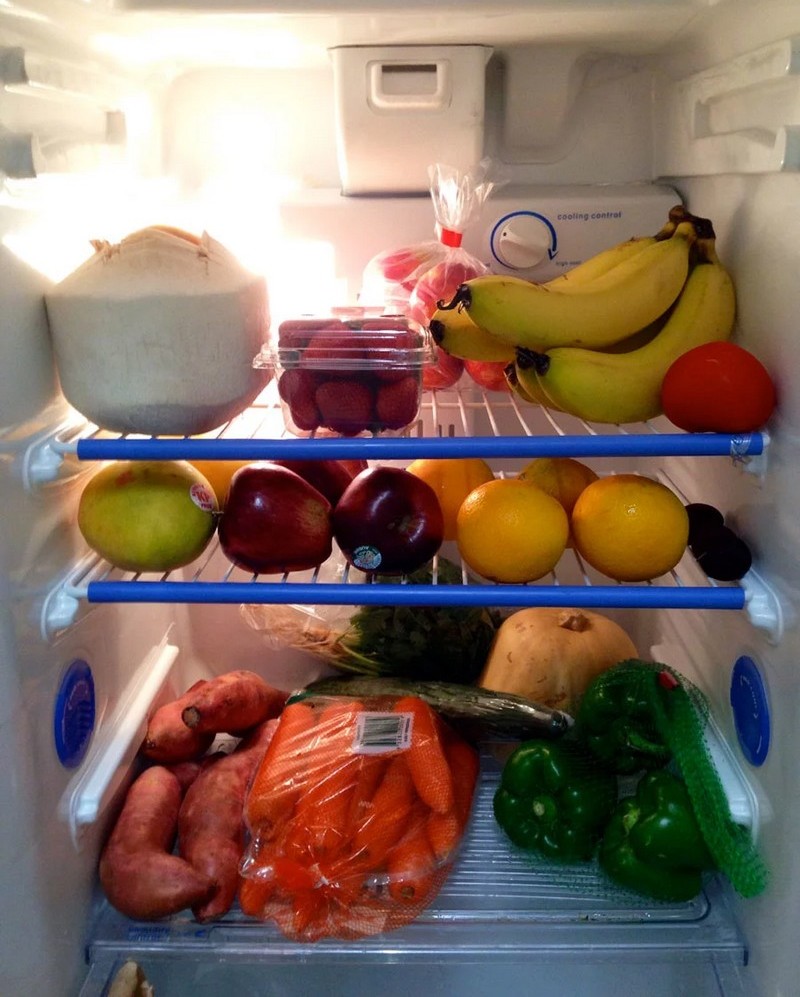 на верхней полке холодильника замерзают продукты