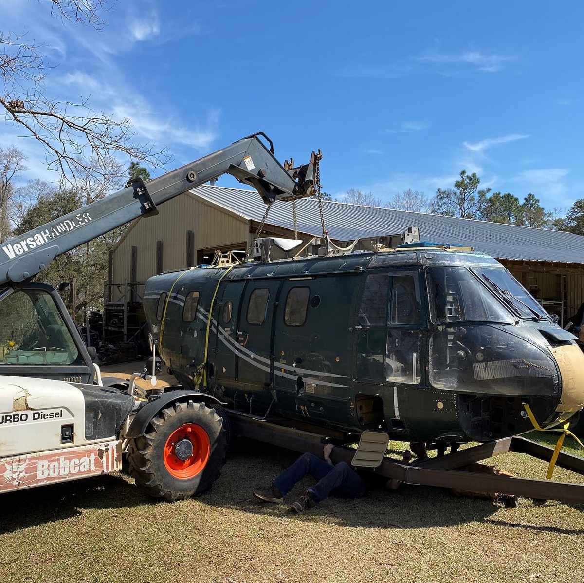 Супруги превратили старый вертолет в дом на колесах