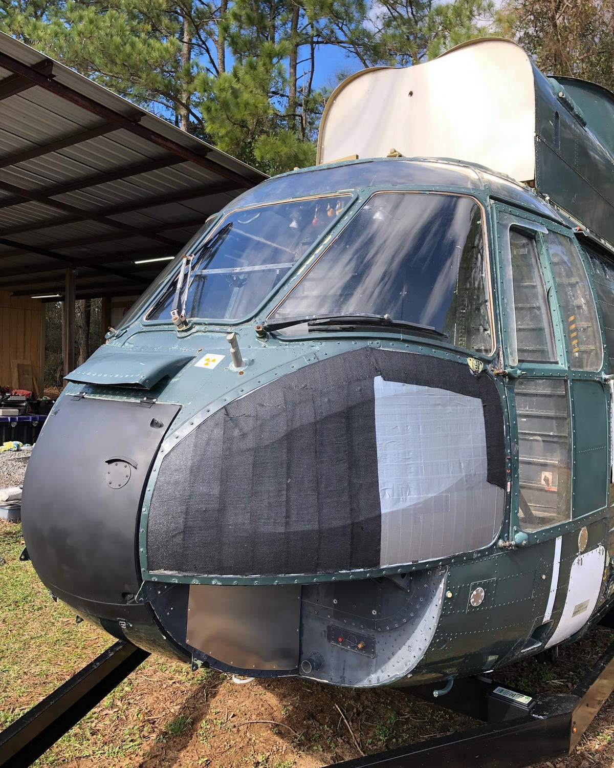 Супруги превратили старый вертолет в дом на колесах