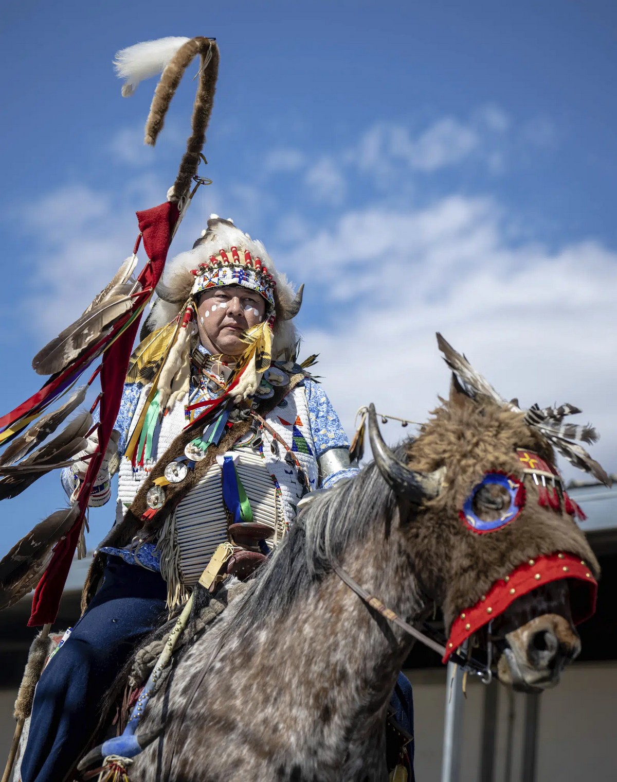 Шоу танцоров из числа коренного населения в Нью-Мексико